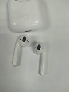 01-200165569: Apple airpods 2nd generation with charging case