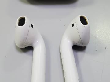 01-200113185: Apple airpods 2nd generation with charging case