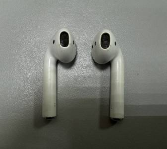 01-200205467: Apple airpods 2nd generation with charging case