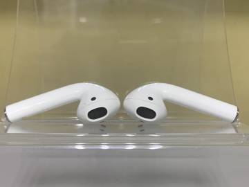 01-200241880: Apple airpods 2nd generation with charging case