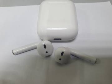 01-200286247: Apple airpods 2nd generation with charging case