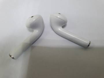 01-200286247: Apple airpods 2nd generation with charging case