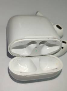 01-200079503: Apple airpods 2nd generation with charging case