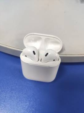 01-200235786: Apple airpods 2nd generation with charging case