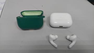 01-200292458: Apple airpods pro 2nd generation with magsafe charging case usb-c