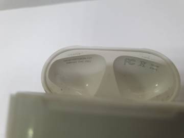 01-200286247: Apple airpods 2nd generation with charging case