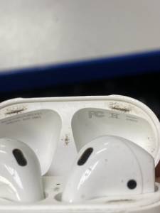 01-200196920: Apple airpods 2nd generation with charging case