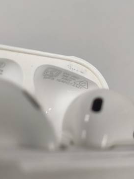 01-200277450: Apple airpods 2nd generation with charging case