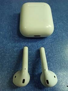 01-200182111: Apple airpods 2nd generation with charging case