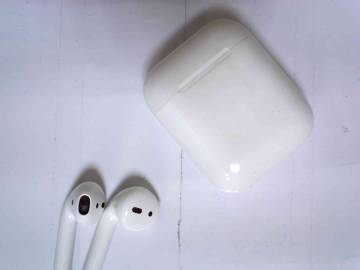 01-200198694: Apple airpods 2nd generation with charging case