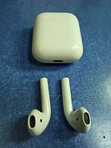 01-200182111: Apple airpods 2nd generation with charging case