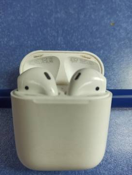 01-200182111: Apple airpods 2nd generation with charging case