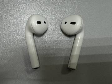 01-200105837: Apple airpods with wireless charging case