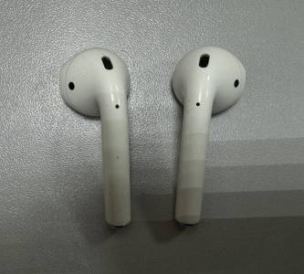 01-200105837: Apple airpods with wireless charging case