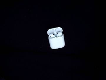 01-200267302: Apple airpods 2nd generation with charging case