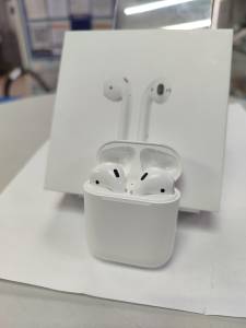 01-200138317: Apple airpods 2nd generation with charging case