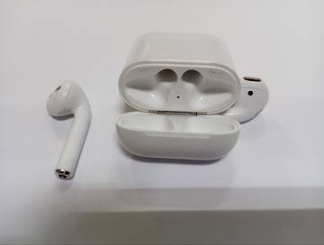 01-200232516: Apple airpods 2nd generation with charging case