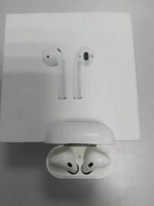 01-200245703: Apple airpods 2nd generation with charging case