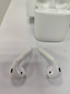 01-200138317: Apple airpods 2nd generation with charging case