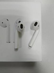 01-200245703: Apple airpods 2nd generation with charging case