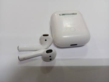 01-200232516: Apple airpods 2nd generation with charging case