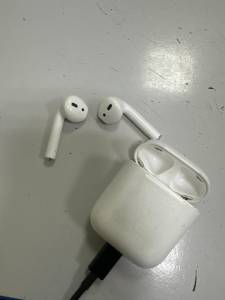 01-200268429: Apple airpods 2nd generation with charging case