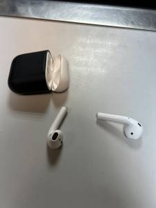 01-200284664: Apple airpods 2nd generation with charging case