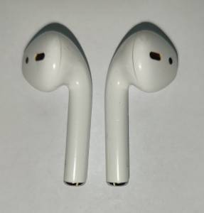01-200160559: Apple airpods 2nd generation with charging case