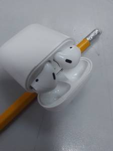 01-200285703: Apple airpods 2nd generation with charging case