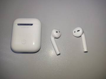 01-200158730: Apple airpods 2nd generation with charging case