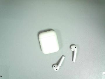 01-200291846: Apple airpods 2nd generation with charging case