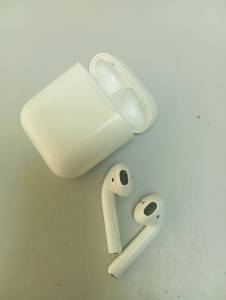 01-200289198: Apple airpods 2nd generation with charging case