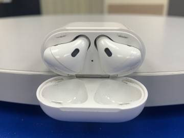 01-200154021: Apple airpods 2nd generation with charging case