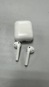 01-200017861: Apple airpods with charging case