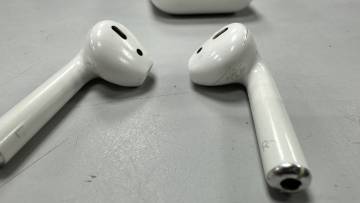 01-200017861: Apple airpods with charging case