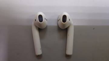 01-200248315: Apple airpods 2nd generation with charging case