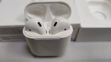 01-200248315: Apple airpods 2nd generation with charging case