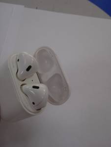 01-200106666: Apple airpods 2nd generation with charging case