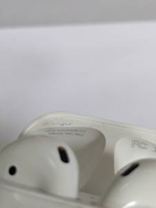 01-200112221: Apple airpods 2nd generation with charging case