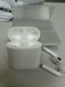 01-200245004: Apple airpods 2nd generation with charging case