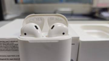 01-200248315: Apple airpods 2nd generation with charging case