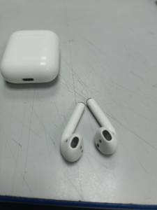 01-200275556: Apple airpods 2nd generation with charging case