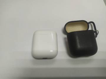 01-200206445: Apple airpods 2nd generation with charging case