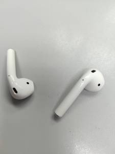 01-200260109: Apple airpods 2nd generation with charging case