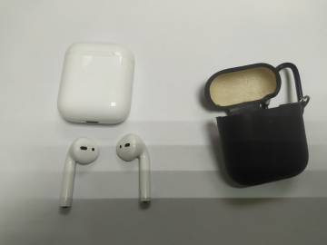 01-200206445: Apple airpods 2nd generation with charging case