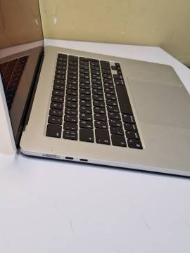 01-200304517: Apple macbook air 15" m2 2023