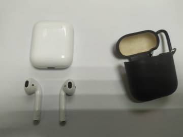 01-200206445: Apple airpods 2nd generation with charging case