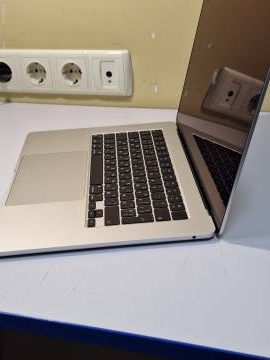 01-200304517: Apple macbook air 15" m2 2023