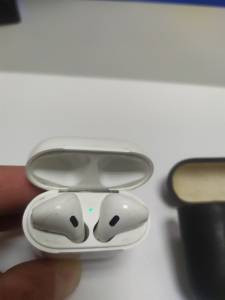 01-200206445: Apple airpods 2nd generation with charging case