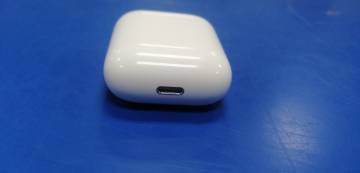 01-200249481: Apple airpods with charging case